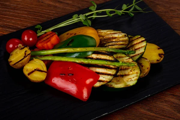 Izgara sebze kuşkonmaz ile sıcak