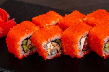 Somon ve sebzeler ile lezzetli California ayarla