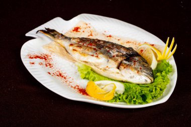Limon ve salata Izgara dorada balık servis
