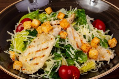 Sezar salatası tavuk ve peynir