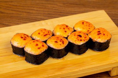 Somon ile lezzetli kızarmış peynir suşi rulo