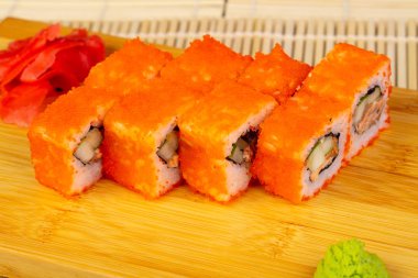 Lezzetli suşi rulo ile levrek