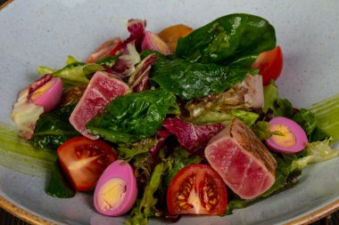 Ton balığı salatası yumurta ve domates