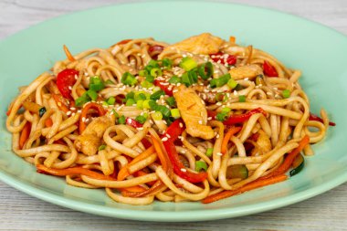 Udon tavuk ve otlar ile