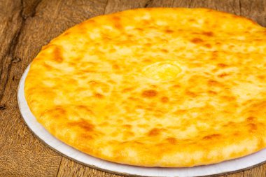 Ahşap arka plan üzerinde geleneksel Osetya pasta