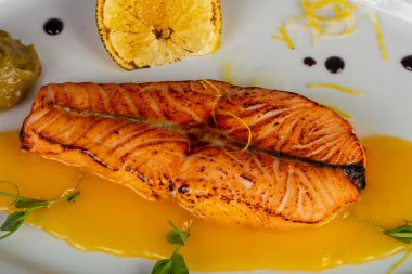 Lezzetli somon hissesi limon ve sos ile