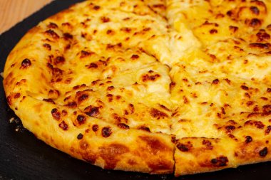 Kafkas mutfağı - Khachapuri peynir ile