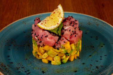 Ton balıklı tartar avokado ve limon ile