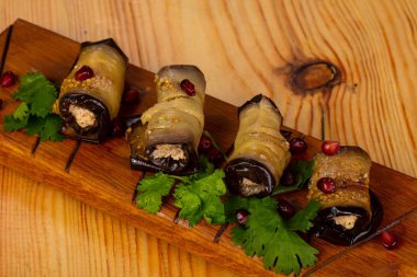 Peynir ile doldurulmuş patlıcan rulo