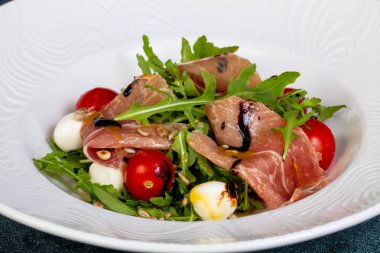 prosciutto et ve mozzarellalı salata