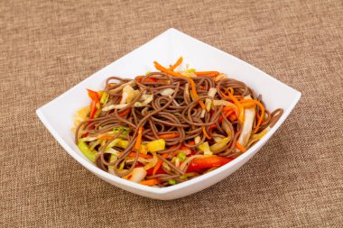 Soba noodle vegeetables ve baharat ile