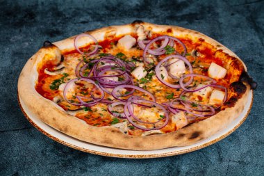 Etli ve peynirli pizza.