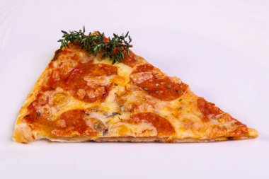 Sıcak Pepperoni pizza peyniri ve domates ile