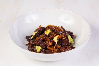 Soba ile sığır eti ve kereviz yaprakları