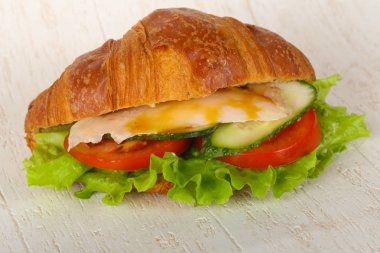 Kruvasan tavuk ve domates ile