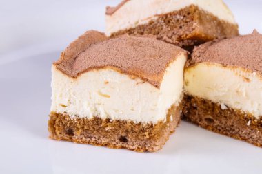 Kremalı tatlı ve taze kek. 