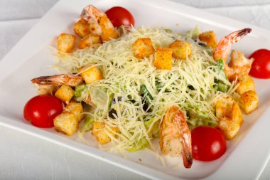 Karides ve parmesan peynirli Sezar salatası.