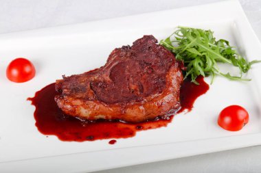 Böğürtlen soslu biftek.