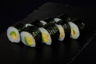 Japon soğuk rulo ile avokado