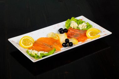 Dilimlenmiş limon ile somon snack