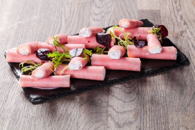 Ham plaka üzerinde peynir rulo dolması