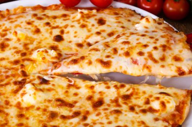 Lezzetli dört peynirli pizza 