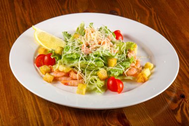 Sezar salata karides ve parmesan ile