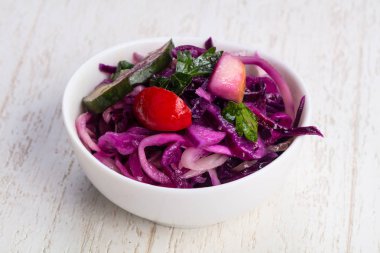 İştah açıcı lahana salatası raddish ve salatalık