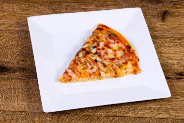 Peynir ve domates mantarlı pizza