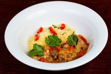 Kuskus hizmet kişniş ile kuzu