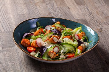 Izgara somon ve salatalık salatası