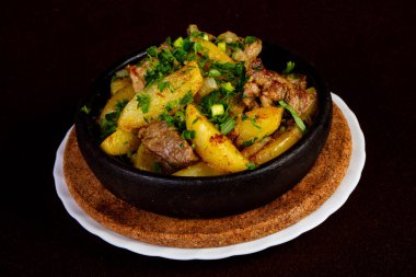 Kavrulmuş domuz patates tava ile