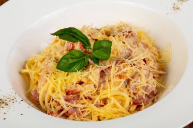 Makarna spagetti Carbonara fesleğen yaprakları servis