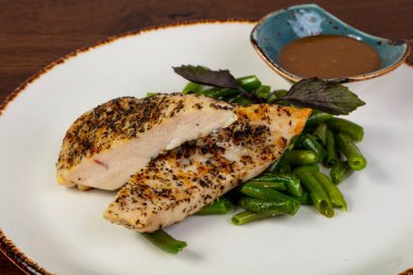 Provance otlar ile kavrulmuş tavuk göğsü