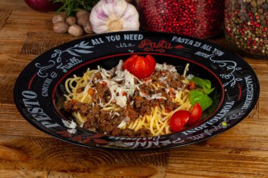 Sebze ile lezzetli bolognese çanak