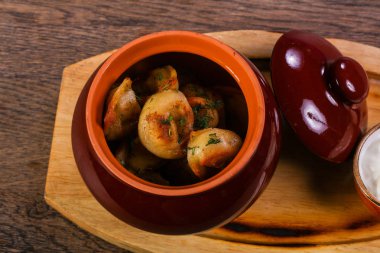 Krem ve otlar ile kavrulmuş köfte