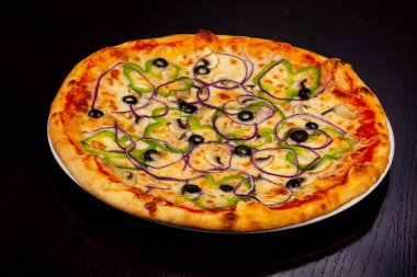 Biber, soğan ve zeytin lezzetli vejetaryen pizza