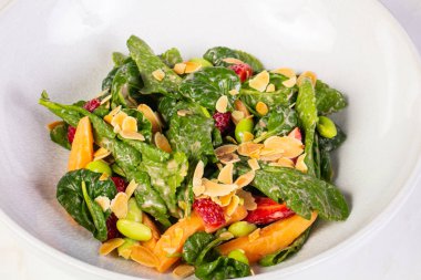 Meyve salatası mushmulla ve otlar