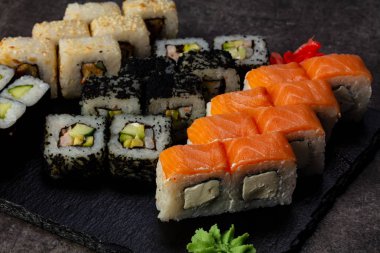 Japon Suşi ile çeşitli madde ayarla