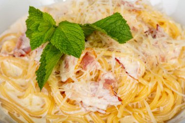 Makarna carbonara pastırma ve krema ile