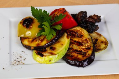 Izgara sebze yığın plaka