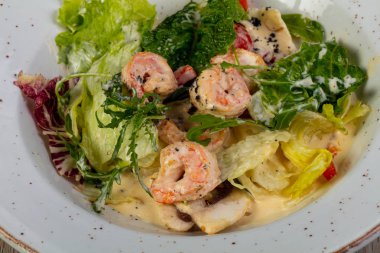 Salata karides ve sos ile