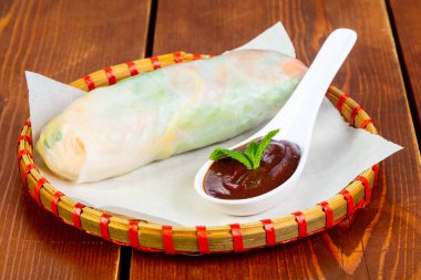 Soğuk bahar rulo karides ve sos ile