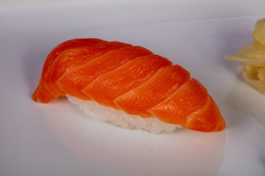 Japon soğuk suşi somon ile