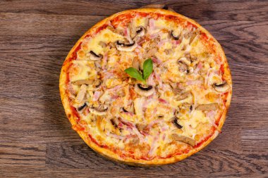 Jambon ve mantar pizza fesleğen hizmet