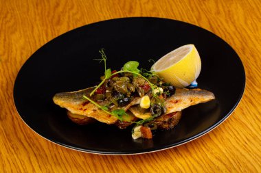 Dorada fileto otlar ve limon ile