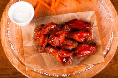 Tavuk kanatları Barbekü sos