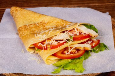 Tavuk ve domates ile gözleme