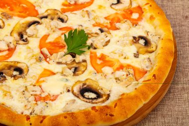 Mantar, peynir ve domates Pizza