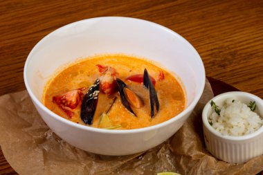 Tay tom yam deniz mahsulleri çorbası